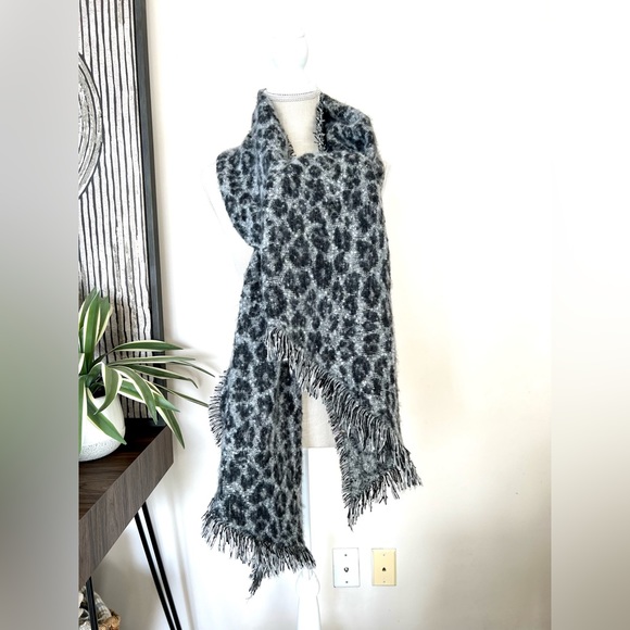 Maurice’s Gray Cheetah Print Scarf - Picture 5 of 9